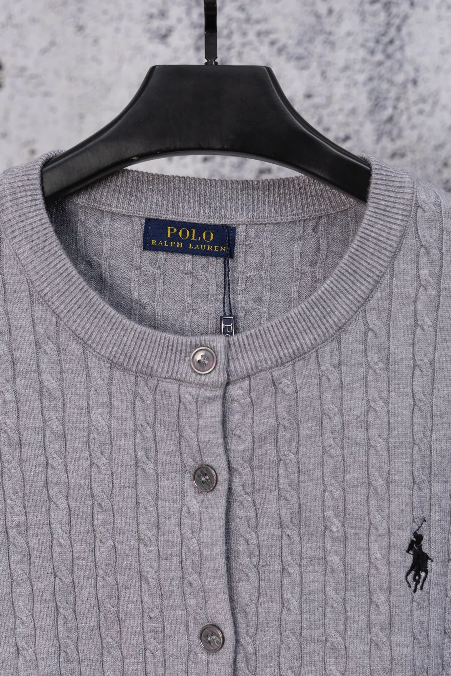 P170 Ralph Lauren Classic Round Neck Solid Color Pony Embroidered Logo Knitted Cardigan Long Sleeve Ralph Lauren Classic Basic Versatile Twist Knitted Cardigan Long Sleeve Main supply platform live broadcast Wholesale entity Replenish when out of stock Not removed from the shelves Quality 1:1 patterning Complete three standards Correct version of pony logo Imported quality cotton yarn Focus on high-end Cost-effective Good quality Needless to say Zhao Lusi's same style is really amazing, so sweet I'm so beautiful. This cardigan is really good-looking. It's simple and easy to wear. It's a must-have for goddess ootd. Good-looking clothes are never picky. A must-have in the wardrobe of goddesses. Size: S-XL. Color: black, apricot, gray, navy, red, white.